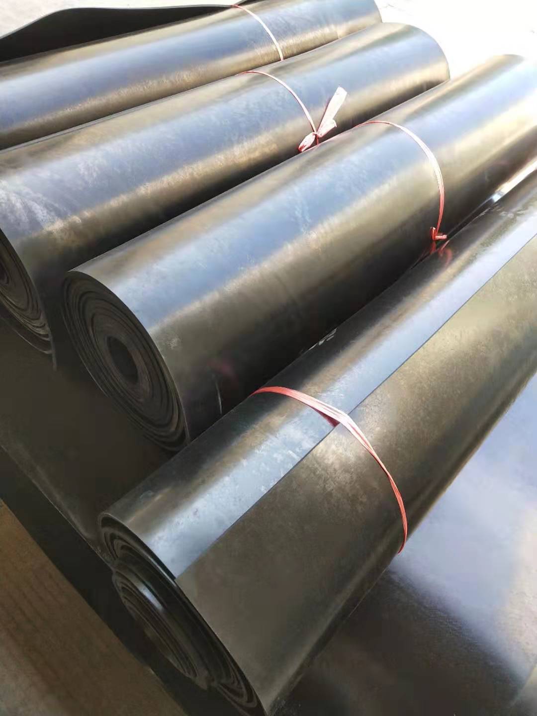 丁腈橡膠板：是由丁二烯和丙烯腈經(jīng)乳液聚合法制得的，丁腈橡膠主要采用低溫乳液聚合法生產(chǎn)。